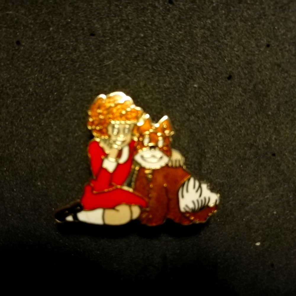 1982 Vintage Enamel Pin - Orphan Annie and her dog Sandy